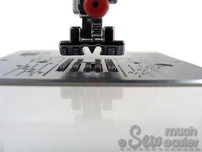 Concealed Invisible Zipper Foot Universal (for 7mm & 5mm machines)